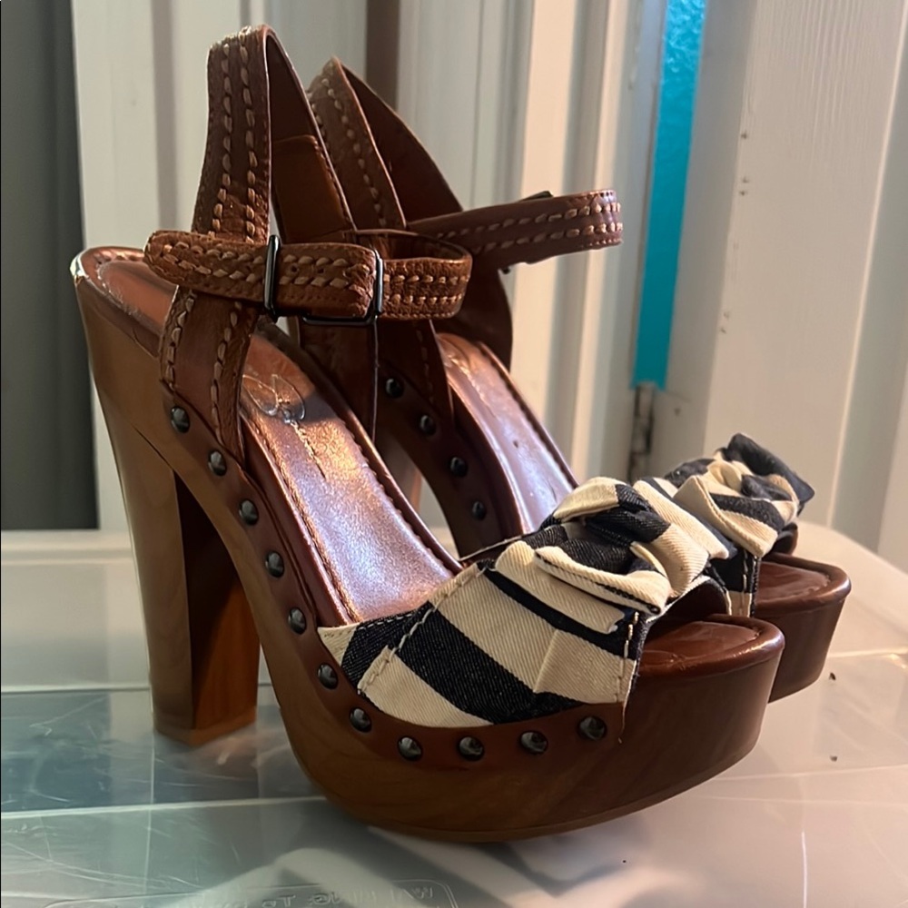 Jessica Simpson Tan and Navy Platform Sandals